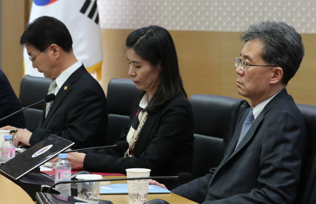 김현종(오른쪽) 통상교섭본부장이 5일 오후 정부세종청사에서 열린 영상 국무회의에서 발언을 듣고 있다/연합뉴스