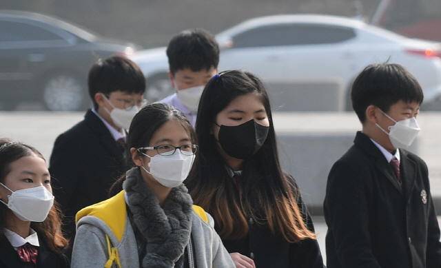 미세먼지 비상저감조치가 내려진 지난달 26일 오전 서울 광화문 거리에서 학생들이 마스크를 쓰고 걸어가고 있다./서울경제DB