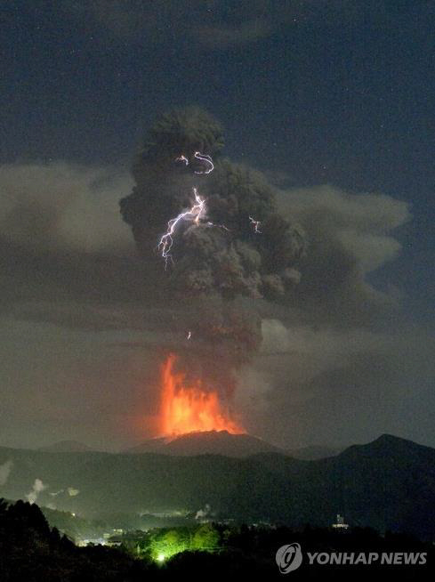 일본 신모에다케 화산 또 폭발…연기 5천ｍ까지 치솟아