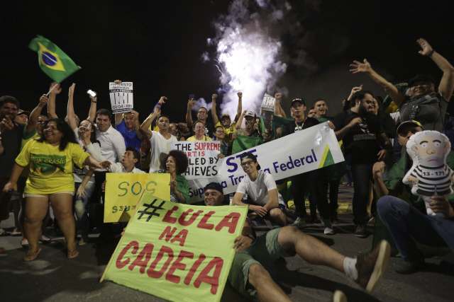 5일(현지시간) 브라질 연방대법원이 루이스 이나시우 룰라 다 시우바 전 대통령의 수감을 결정한 직후 룰라의 대선 출마에 반대했던 시위자들이 환호하고 있다. 각종 여론조사에서 선두를 달렸던 룰라 전 대통령이 수감됨에 따라 오는 10월 치러질 브라질 대선은 안갯속에 빠져들게 됐다. /브라질리아=로이터연합뉴스