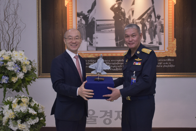 김조원(왼쪽) 한국항공우주산업 사장과 좀 렁스왕 태국공군사령관이 4일(현지시간) 태국 타클리 공군기지에서 열린 ‘T-50TH 전력화 기념식’에서 KFX 모형을 함께 들어보이고 있다. /사진제공=한국항공우주산업