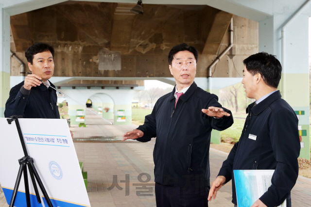 김상균(사진 왼쪽에서 두번째) 한국철도시설공단 이사장이 청년 창업공간 Station-G(안산) 예정지를 찾아 사업추진현황 등을 현장점검하고 있다. 사진제공=한국철도시설공단