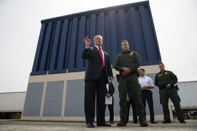 지난달 13일 캘리포니아 주 샌디에이고에서 도널드 트럼프 미국 대통령이 기자회견에 참석해 미국-멕시코 국경에 설치할 장벽 시안을 공개하고 있다. /AP