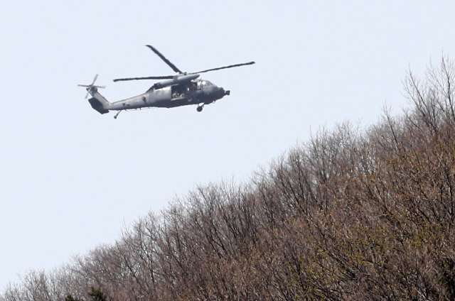 6일 오전 F-15K 전투기가 추락한 경북 칠곡군 가산면 유학산 인근에서 공군이 항공기 잔해와 블랙박스 비행기록장치 등을 찾고 있다./연합뉴스