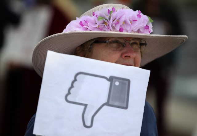 한 여성이 5일(현지시간) 캘리포니아 멘로파크에서 페이스북의 개인정보 유출에 항의하는 시위에 참석하고 있다.    /멘로파크=AFP연합뉴스