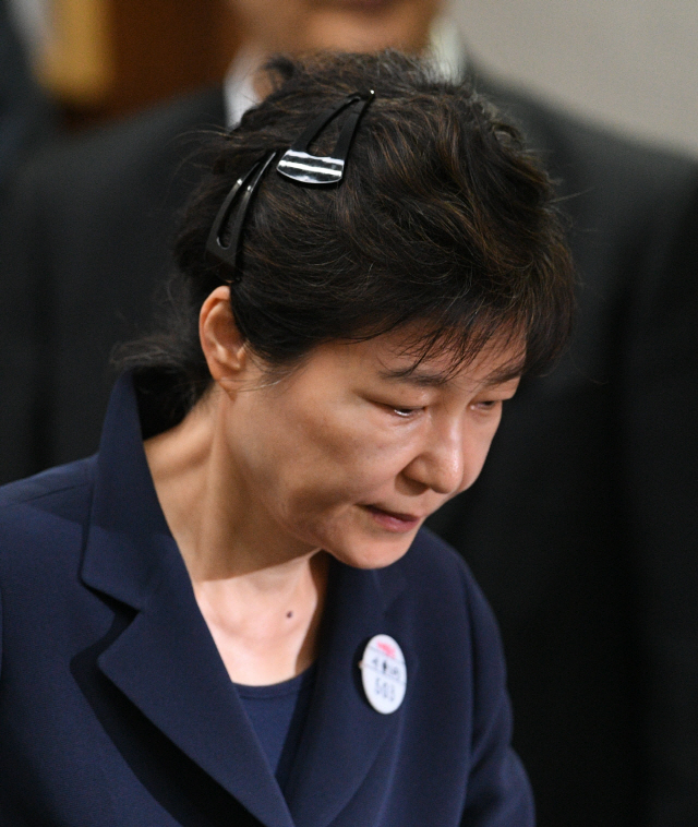 박근혜 '국정농단 몸통'으로…1심 징역 24년·벌금 180억 선고