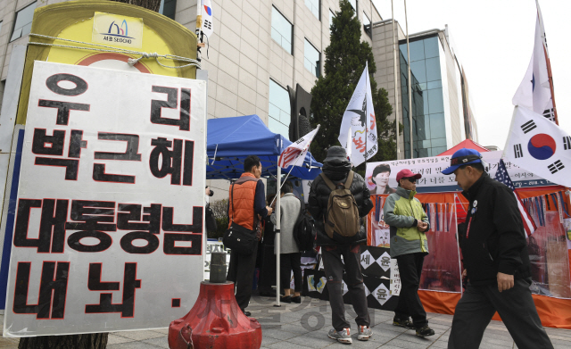 [박근혜 전 대통령 징역 24년 선고]친박 단체 '복수가 낳은 탄압...명예 투쟁할 것'