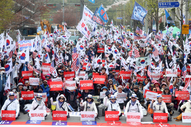 6일 보수단체 관계자들이 서울 서초구 서울중앙지방법원 앞에서 ‘박근혜 전 대통령 석방 촉구’ 집회를 열고 있다.   /송은석기자