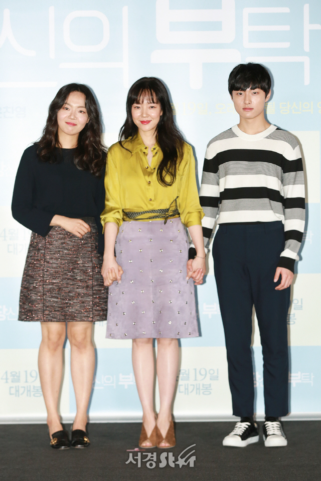 배우 이상희, 임수정, 윤찬영이 6일 오후 서울 용산구 CGV 용산아이파크몰에서 열린 영화 ‘당신의 부탁’ 언론시사회에 참석해 포토타임을 갖고 있다.