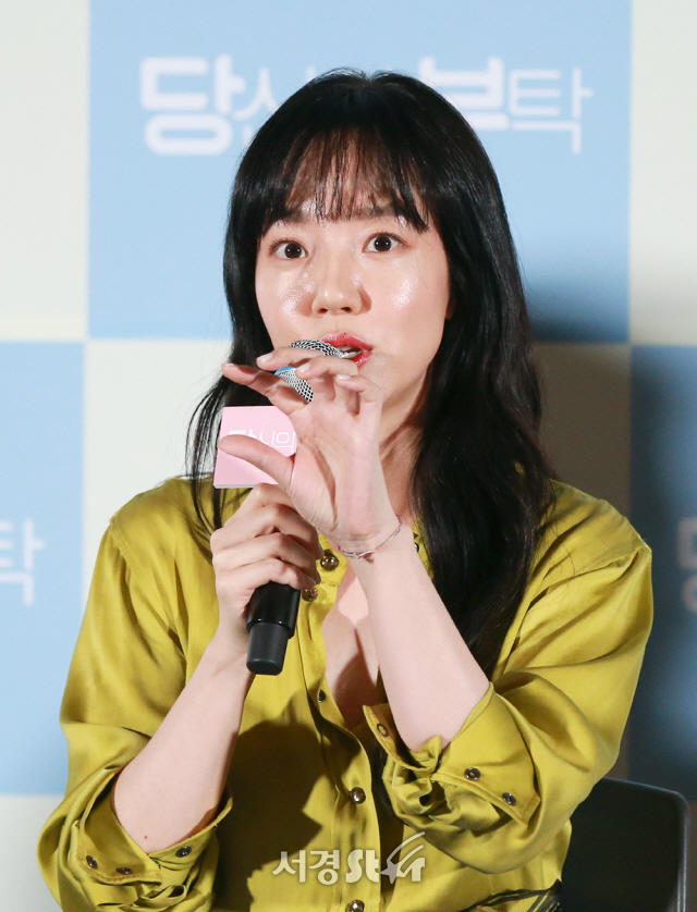 배우 임수정이 6일 오후 서울 용산구 CGV 용산아이파크몰에서 열린 영화 ‘당신의 부탁’ 언론시사회에 참석하고 있다.