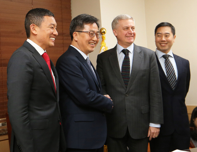 김동연 만난 무디스 '지정학적 긴장 완화, 한국 경제에 긍정적'