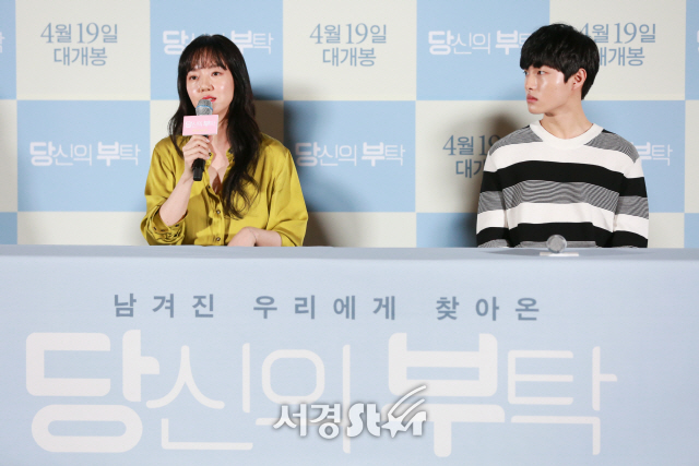 배우 임수정, 윤찬영이 6일 오후 서울 용산구 CGV 용산아이파크몰에서 열린 영화 ‘당신의 부탁’ 언론시사회에 참석하고 있다.