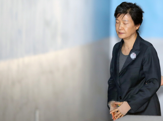 (속보)법원, 박근혜 공소사실 18개 중 16개 유죄 인정