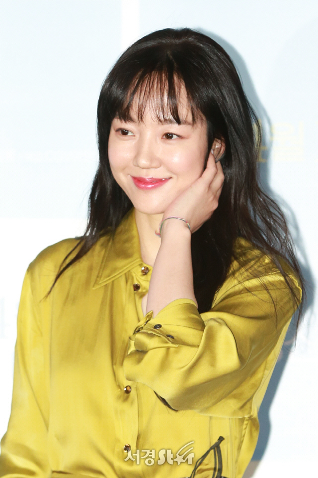 배우 임수정이 6일 오후 서울 용산구 CGV 용산아이파크몰에서 열린 영화 ‘당신의 부탁’ 언론시사회에 참석해 포토타임을 갖고 있다.