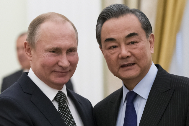 왕이(오른쪽) 중국 외교부장이 시진핑 국가주석의 특사 자격으로 5일(현지시간) 러시아를 방문해 블라디미르 푸틴 대통령을 예방하고 있다. /로이터연합뉴스