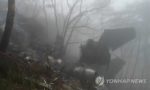 지난 5일 오후 경북 칠곡군 가산면 학하리 유학산에 추락한 F-15K 전투기 모습. 짙은 안갯속에 연기가 나고 있다. /연합뉴스