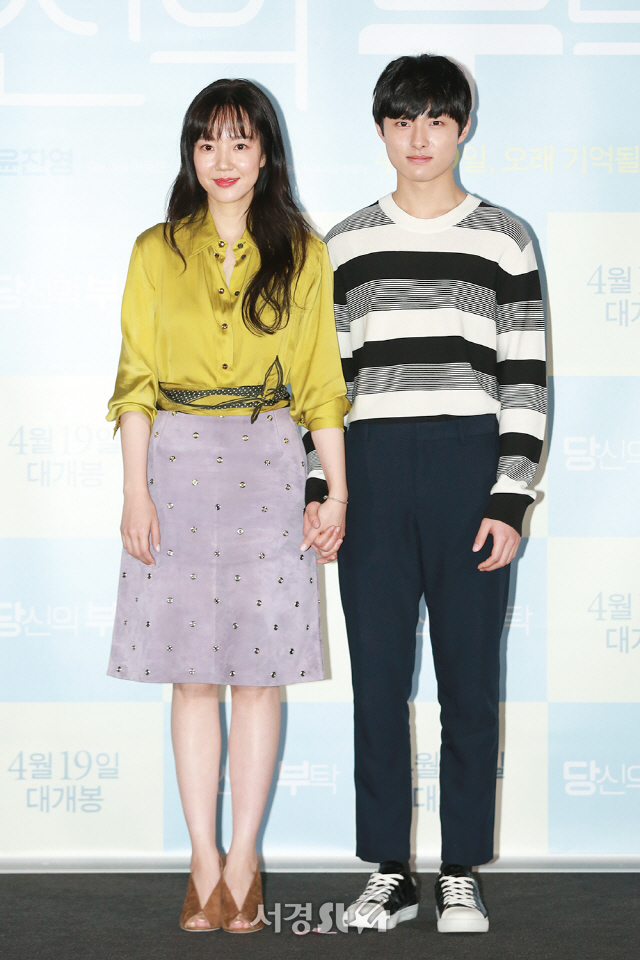 배우 임수정, 윤찬영이 6일 오후 서울 용산구 CGV 용산아이파크몰에서 열린 영화 ‘당신의 부탁’ 언론시사회에 참석해 포토타임을 갖고 있다.