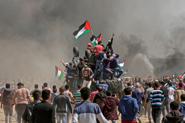 팔레스타인 주민들이 6일(현지시간) 가자지구에서 타이어를 태우자 까만 매매연이 솟구치고 있다.   /가자지구=AFP연합뉴스