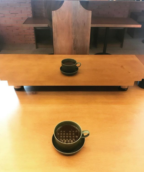 바테이블에서 커피를 마시면 조명이 만들어내는 아트도 체험할 수 있다.