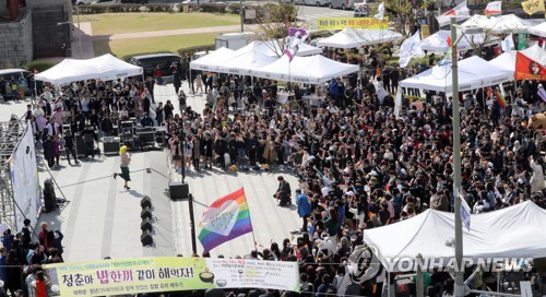 전주 퀴어축제 “부당한 차별·폭력에 즐겁게 저항”…700여명 참가