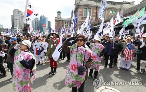 친박단체 도심서 태극기집회…“박근혜 유죄는 ‘사법살인’”