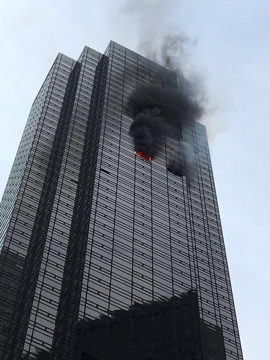 7일(현지시간) 미국 뉴욕 맨해튼 5번 애비뉴, 57번가에 있는 트럼프타워 50층에서 화재가 발생했다./뉴욕 소방당국 트위터