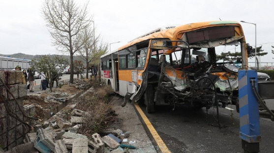 지난 5일 오전 울산시 북구 아산로에서 시내버스가 공장 담장을 들이받아 차량이 심하게 파손돼 있다./연합뉴스