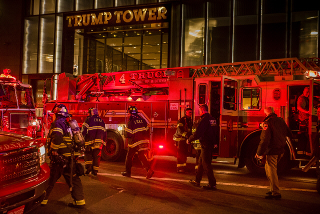 7일(현지시간) 미국 뉴욕 맨해튼에서 소방관들이 화재가 발생한 트럼프타워 앞을 분주하게 움직이고 있다./뉴욕=AP연합뉴스