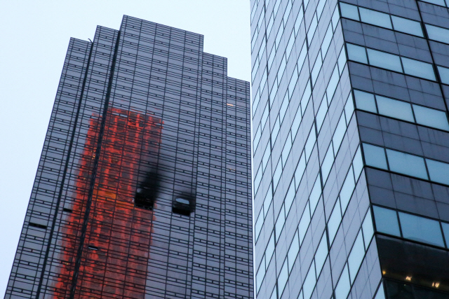 미국 뉴욕 맨해튼의 트럼프타워에서 화재가 발생한 흔적/뉴욕=로이터연합뉴스
