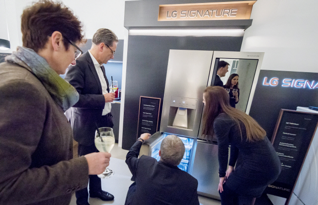 6일(현지시간) 독일 프랑크푸르트에 위치한 토네트컨셉갤러리 매장에서 현지 고객들이 ‘LG 시그니처’ 제품을 살펴보고 있다. /사진제공=LG전자