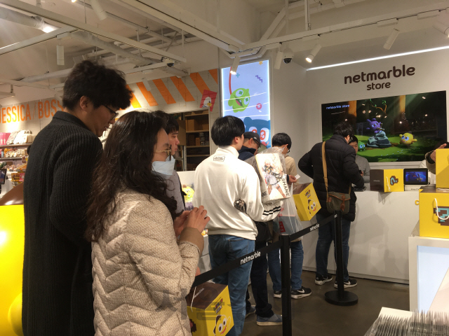 지난 6일 서울 마포구 엘큐브 홍대점에 문을 연 넷마블스토어를 찾은 방문객들이 상품 계산을 위해 줄을 서 기다리고 있다./양사록기자