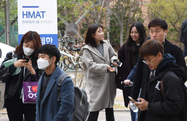 현대자동차그룹 인적성검사가 치러진 8일 응시생들이 서울 성동구 성수중고등학교에서 시험을 마친 뒤 교문을 나서고 있다. /권욱기자