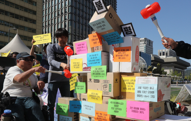 재작년 세계 빈곤퇴치의 날(10월 17일)을 앞두고 서울 광화문광장에서 열린 ‘빈곤철폐의 날 투쟁선포 기자회견’에서 장애인, 홈리스 등 참가자들이 ‘불평등 탑’을 부수는 퍼포먼스를 하고 있다. /연합뉴스