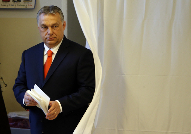 빅토르 오르반 헝가리 총리가 총선일인 8일(현지시간) 투표장에 들어서고 있다. /부다페스트=AP연합뉴스