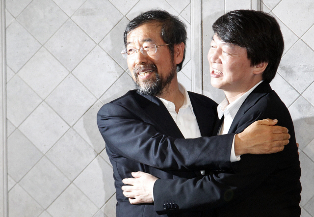 2011년 당시 박원순(왼쪽) 희망제작소 상임이사와 안철수 서울대 융합과학기술 대학원장이 서로 포옹을 하고 있다. /연합뉴스