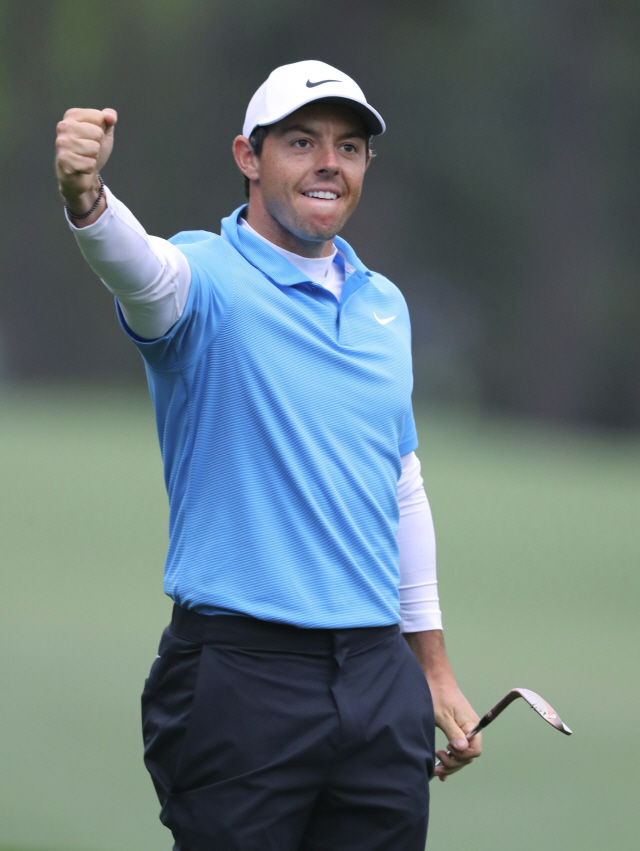 Rory Mcllroy celebrates his eagle on the eighth hole during the third round of the Masters golf tournament at Augusta National on Saturday, April 7, 2018, in Augusta, Ga. (Curtis Compton/Atlanta Journal-Constitution via AP)      <저작권자(c) 연합뉴스, 무단 전재-재배포 금지>