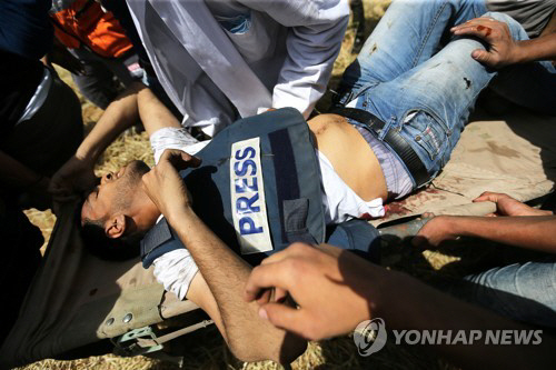 가자지구 시위 취재하던 팔레스타인 기자 이스라엘군에 피살
