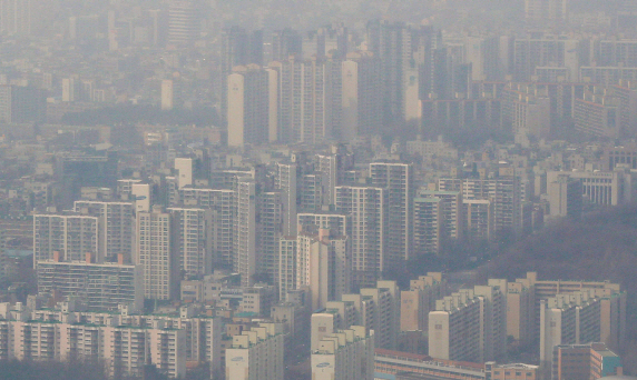 서울 부동산시장이 4월에 접어들면서 집을 사려는 사람보다 팔고자 하는 사람이 더 많은 ‘매수자 우위 시장’으로 돌아섰다./연합뉴스