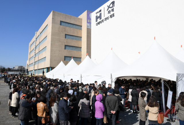 3월 16일 서울 서초구 양재동 화물터미널 부지에 문을 연 ‘디에이치 자이 개포’ 모델하우스에서 방문객들이 관람을 위해 길게 줄을 서 있다. /권욱기자