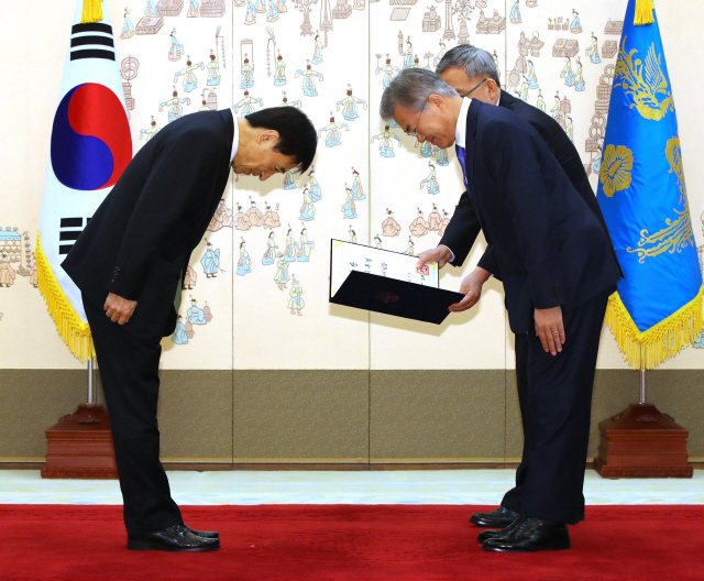 문재인 대통령이 9일 오전 청와대에서 연임된 이주열 한국은행 총재에게 임명장을 수여하기 앞서 인사하고 있다./연합뉴스