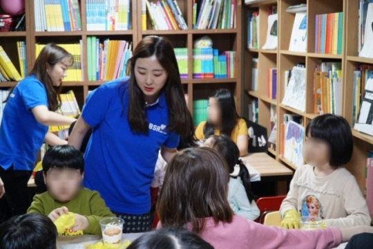 bhc 치킨의 해바라기 봉사단원들이 최근 서울 성동구의 지역아동센터를 찾아 꽃 화분 케이크 만들기 등 봉사활동을 하고 있다. /사진제공=bhc치킨