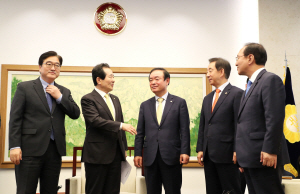 정세균 국회의장이 9일 오전 국회에서 열린 여야 4개 교섭단체 원내대표 회동에서 민주평화당 장병완 원내대표를 인사차 같이 왔다며 소개하고 있다. /연합뉴스