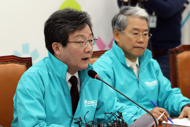유승민(왼쪽) 바른미래당 공동대표가 9일 국회에서 열린 최고위원회의에 참석해 발언하고 있다./연합뉴스