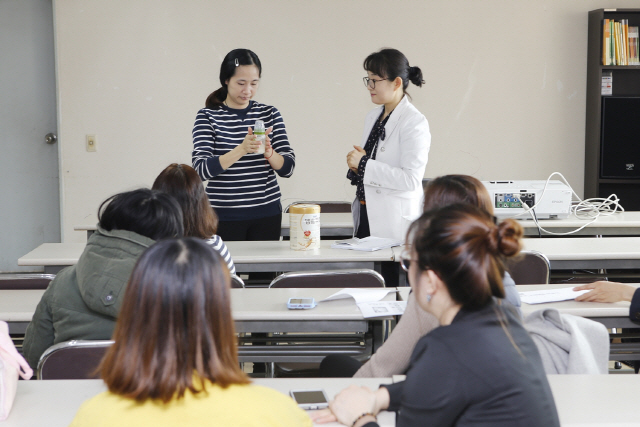 다문화 가정 어머니에게 분유 수유 강의를 하고 있는 모습./사진제공=매일유업