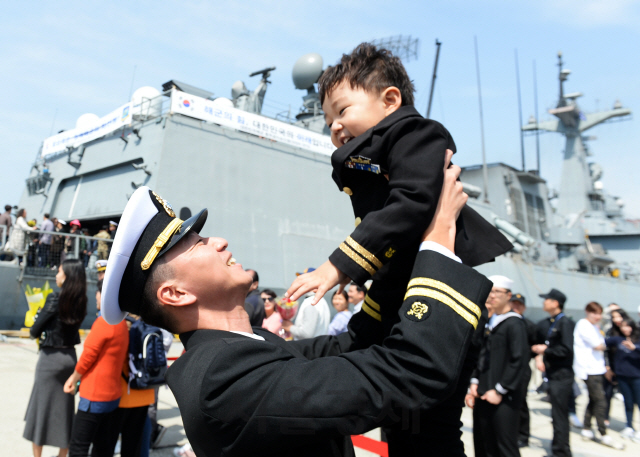 충무공이순신함 이현준 대위가 가족과 상봉하며 해군 정복을 입은 아들을 안고 있다. /사진제공=해군작전사령부
