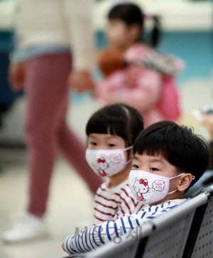 서울대병원 어린이병원을 찾은 어린이들이 마스크를 착용한 채 진료 순서를 기다리고 있다. /연합뉴스