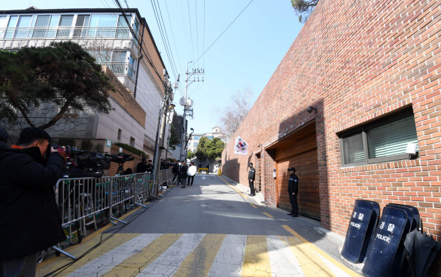 지난달 22일 오후 서울 강남구 논현동 이명박 전 대통령 자택 앞. /권욱기자