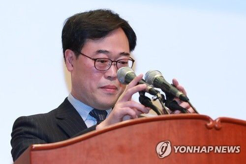 김기식 “오해 살만한 혜택 준 사실 없어” 발언에 “지나가던 소도 웃게 할 블랙코미디” 비난한 야당