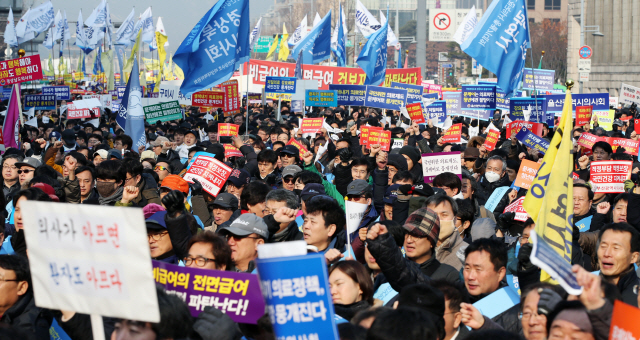 지난해 12월10일 서울 중구 덕수궁 대한문 앞에서 열린 ‘문재인 케어 반대 및 한의사 의료기기 사용 반대 전국 의사 총궐기대회’에서 참석자들이 구호를 외치고 있다. /연합뉴스