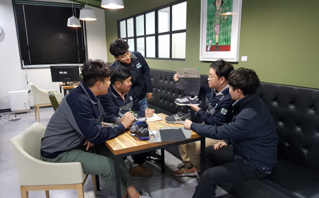 부산 녹산산업단지 지비라이트 본사 1층에 마련된 카페테리아에서 직원들이 아이디어 회의를 하고 있다.
